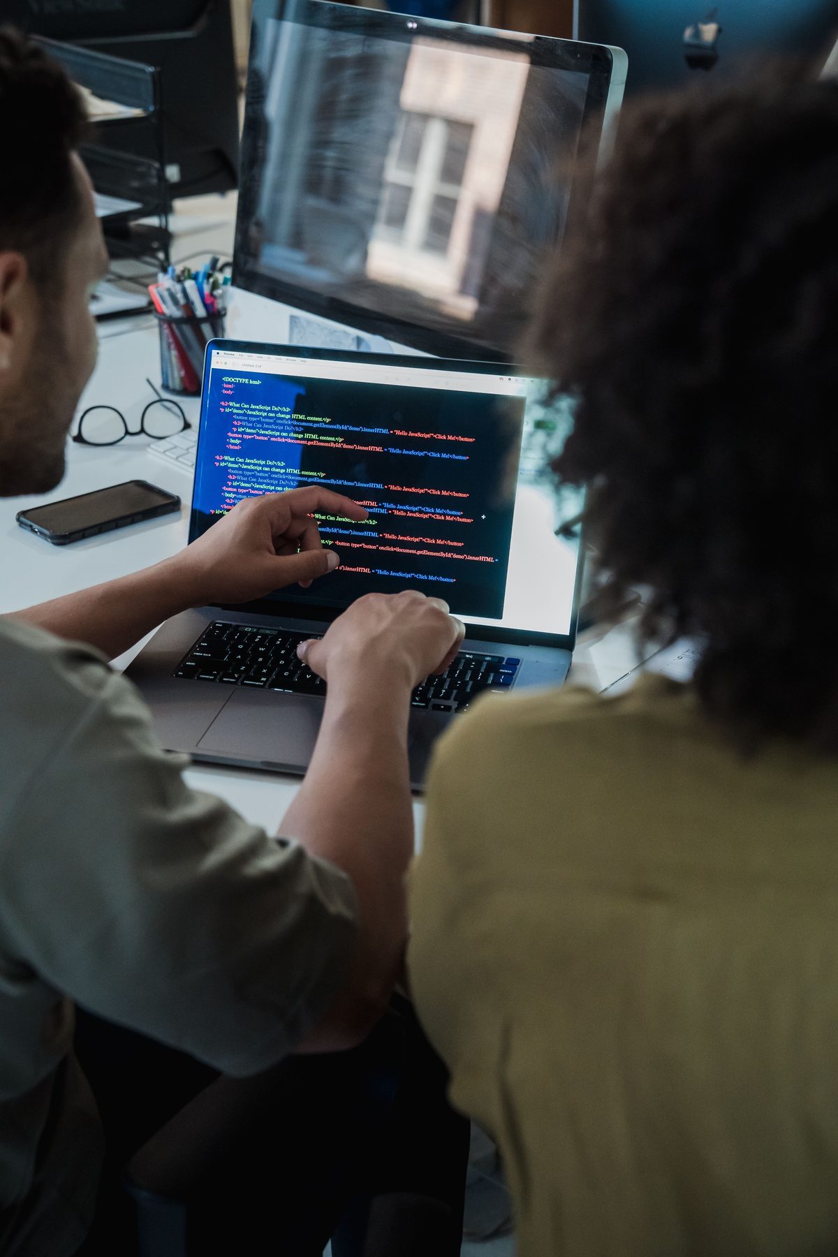 Frederic Brenner bei der Arbeit an einem Netzwerk-Projekt