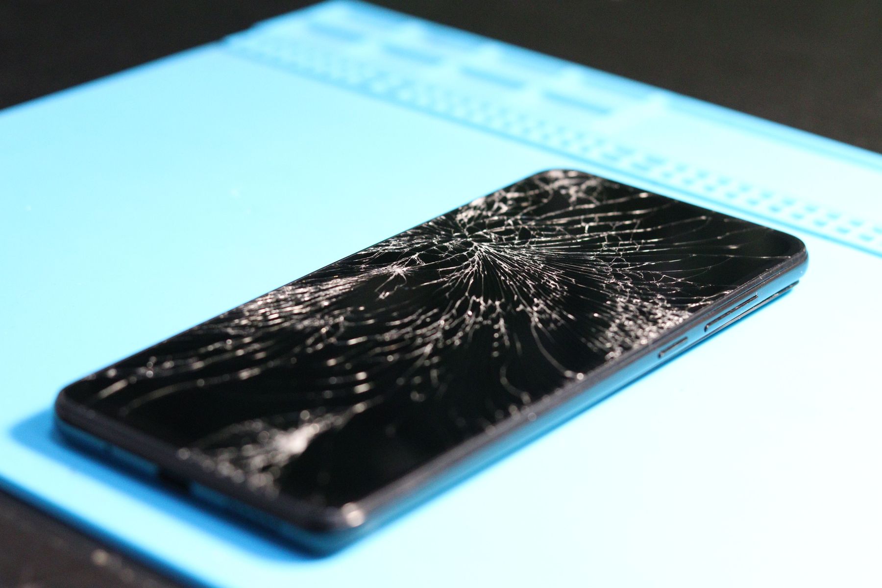 Nahaufnahme eines beschädigten Smartphone-Displays