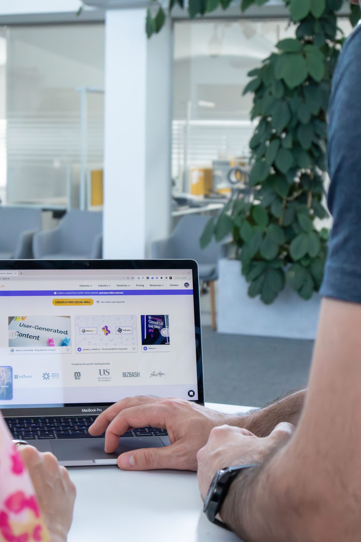 IT-Techniker bei der Arbeit an Netzwerktechnik