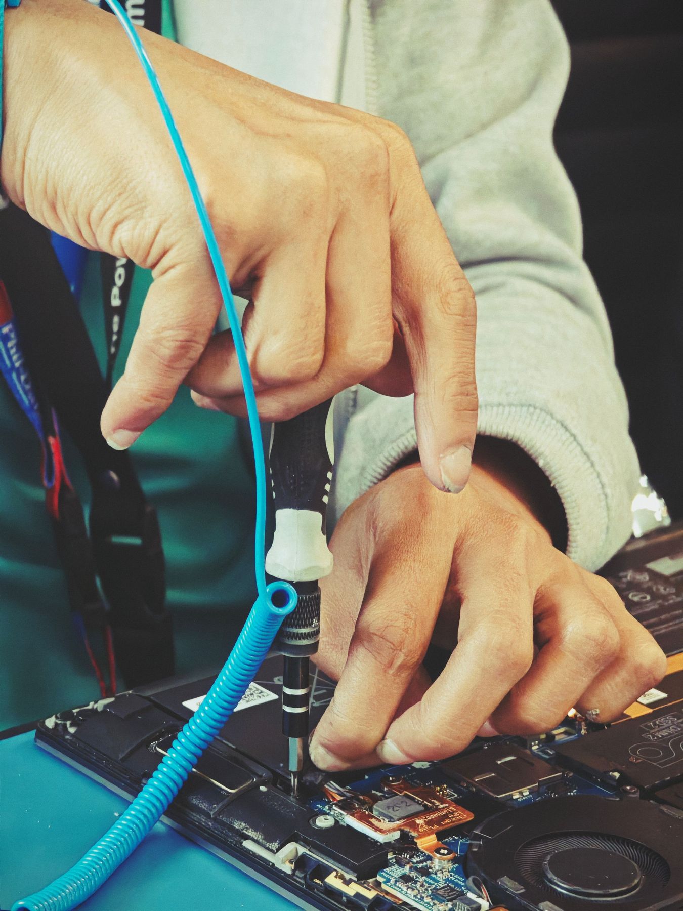 Techniker repariert ein Gerät mit Präzisionswerkzeug
